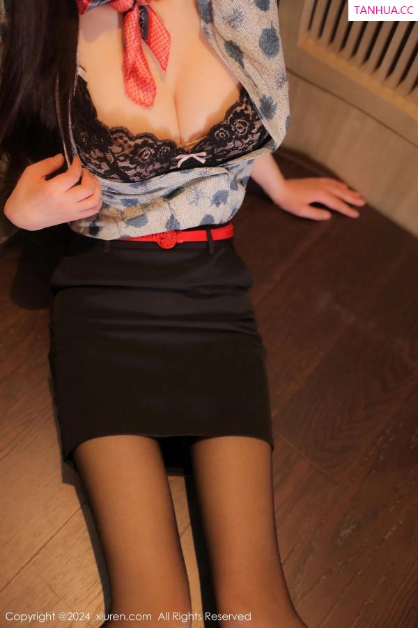   [XiuRen]高清写真图 2024.02.22 No.8125 晚苏susu 制服美腿第31张图片